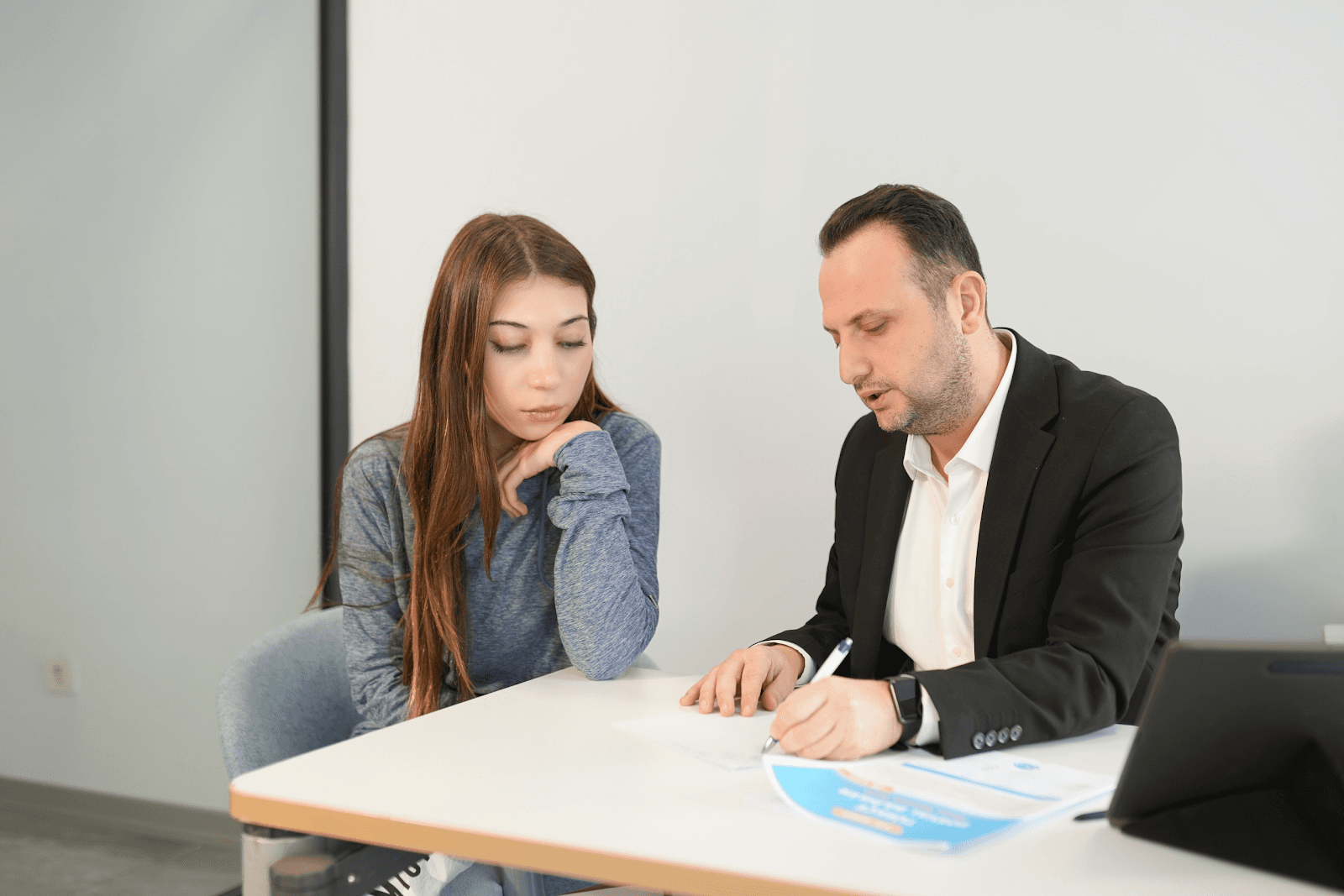 Öğrenciyle birebir rehberlik görüşmesi yapan Loca eğitmeni