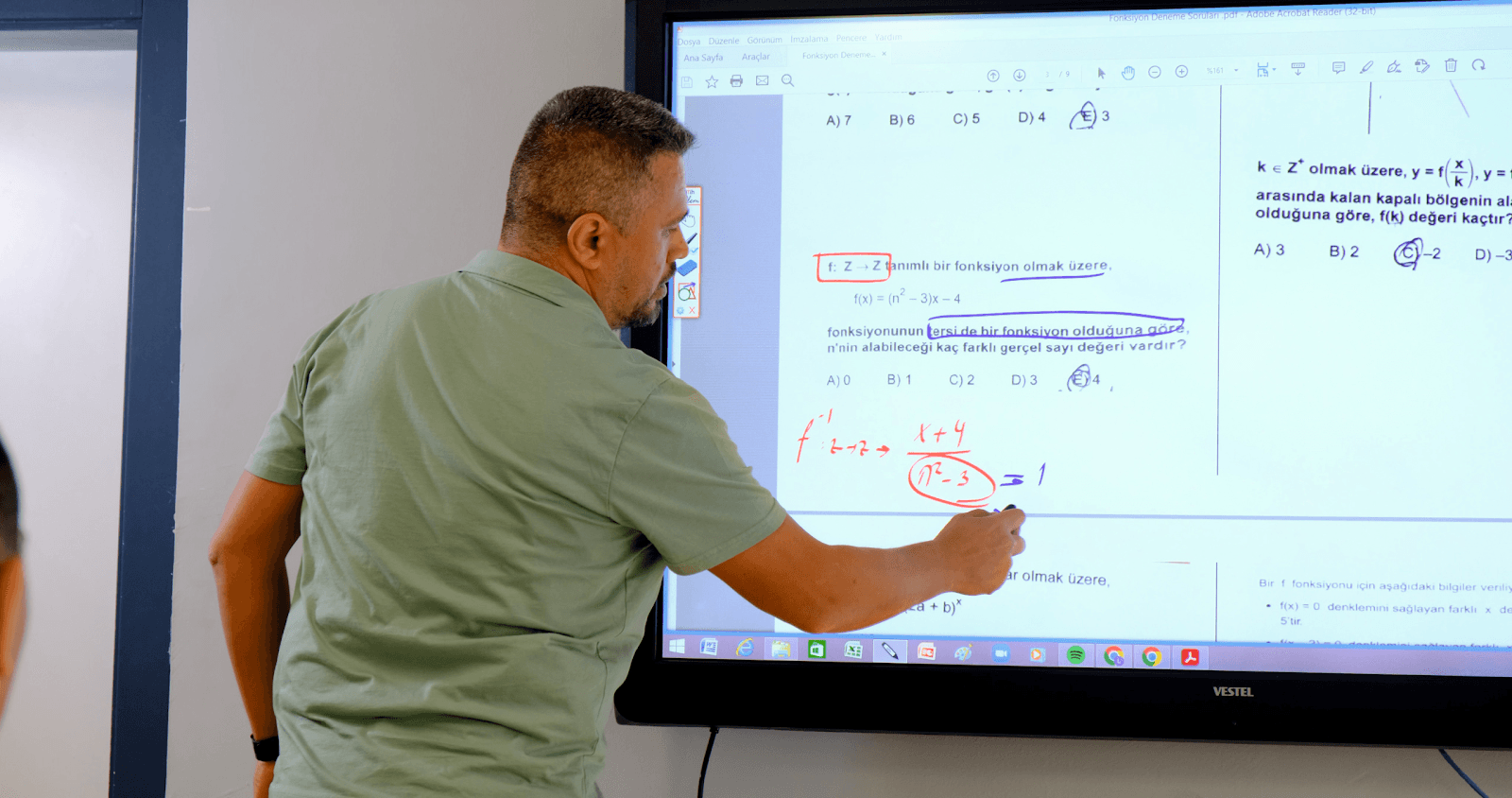 Akıllı tahtada fonksiyon sorusu çözen Fen Bilimleri Loca öğretmeni