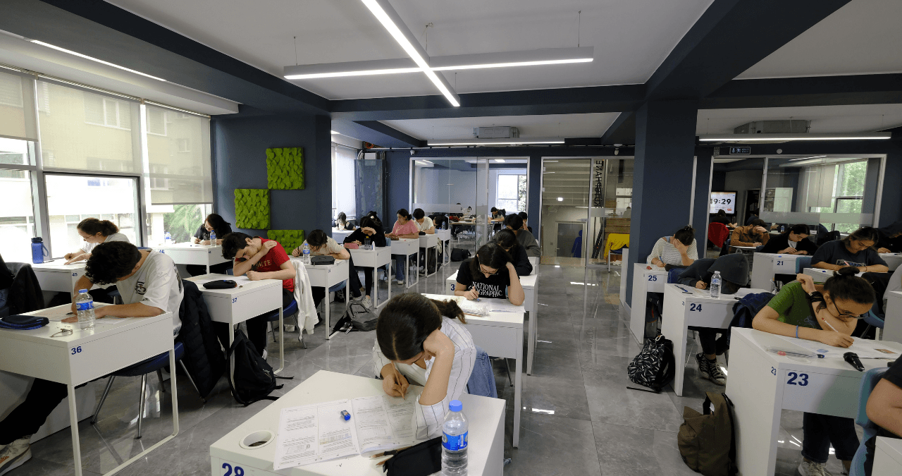Fen Bilimleri Loca kütüphane salonunda deneme sınavına giren öğrenciler